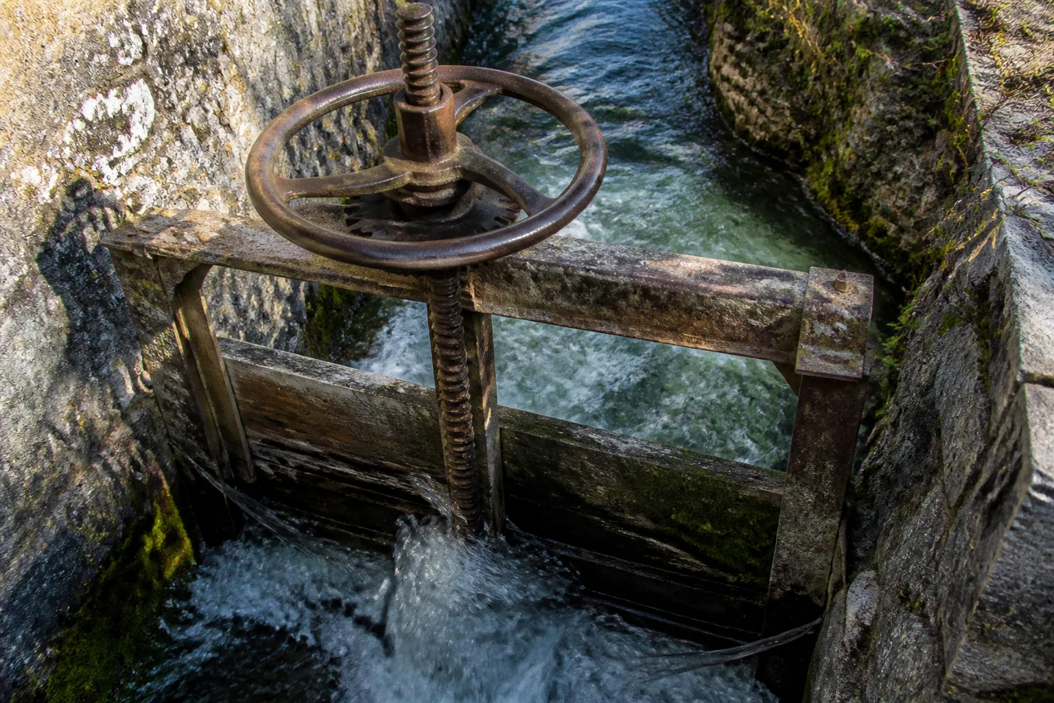 Débit d'eau d'un moulin : plan de réglage des vannes