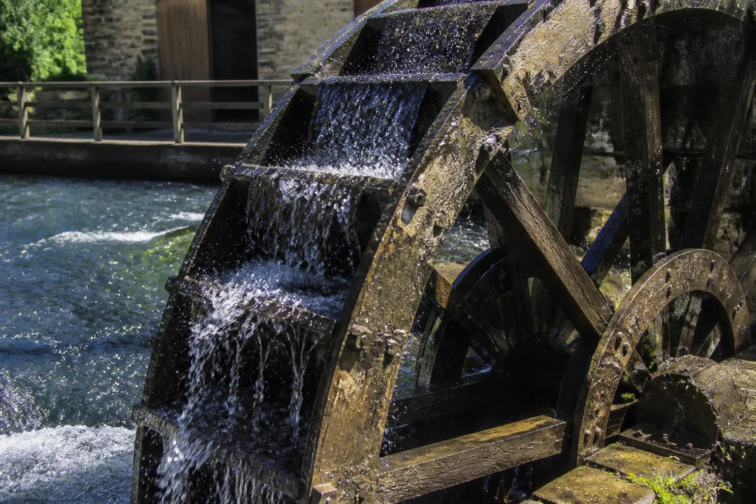 Roue de moulin à eau : quel modèle pour quel débit ?
