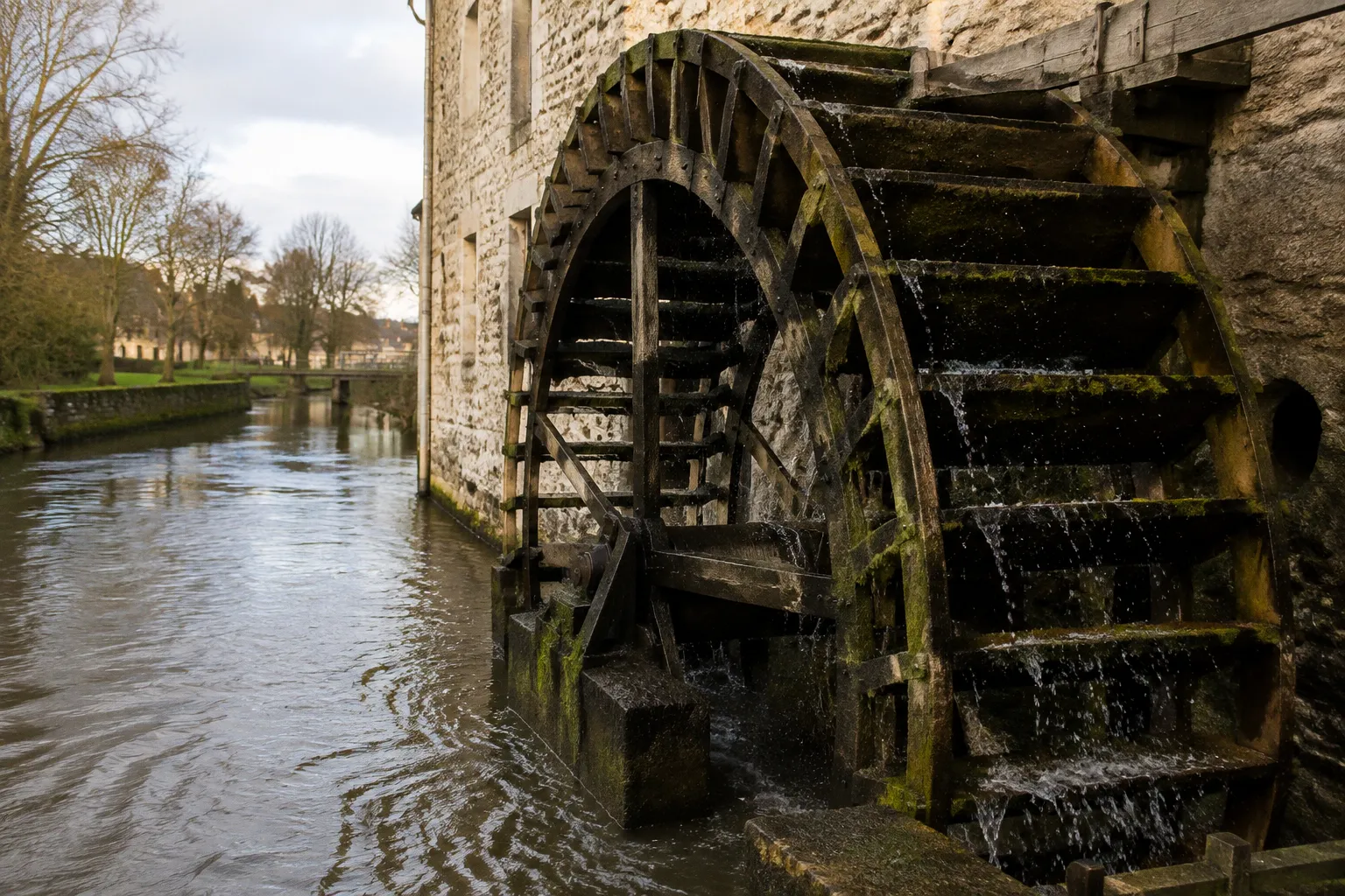 Roue hydraulique de moulin : quel modèle pour votre site ?