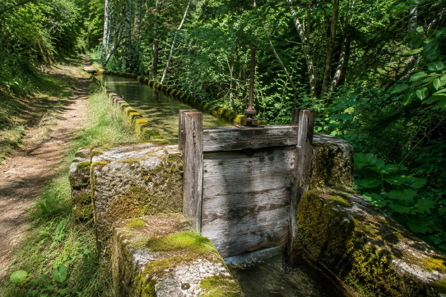 Sentier des canaux à Sachas : étapes du circuit pédestre